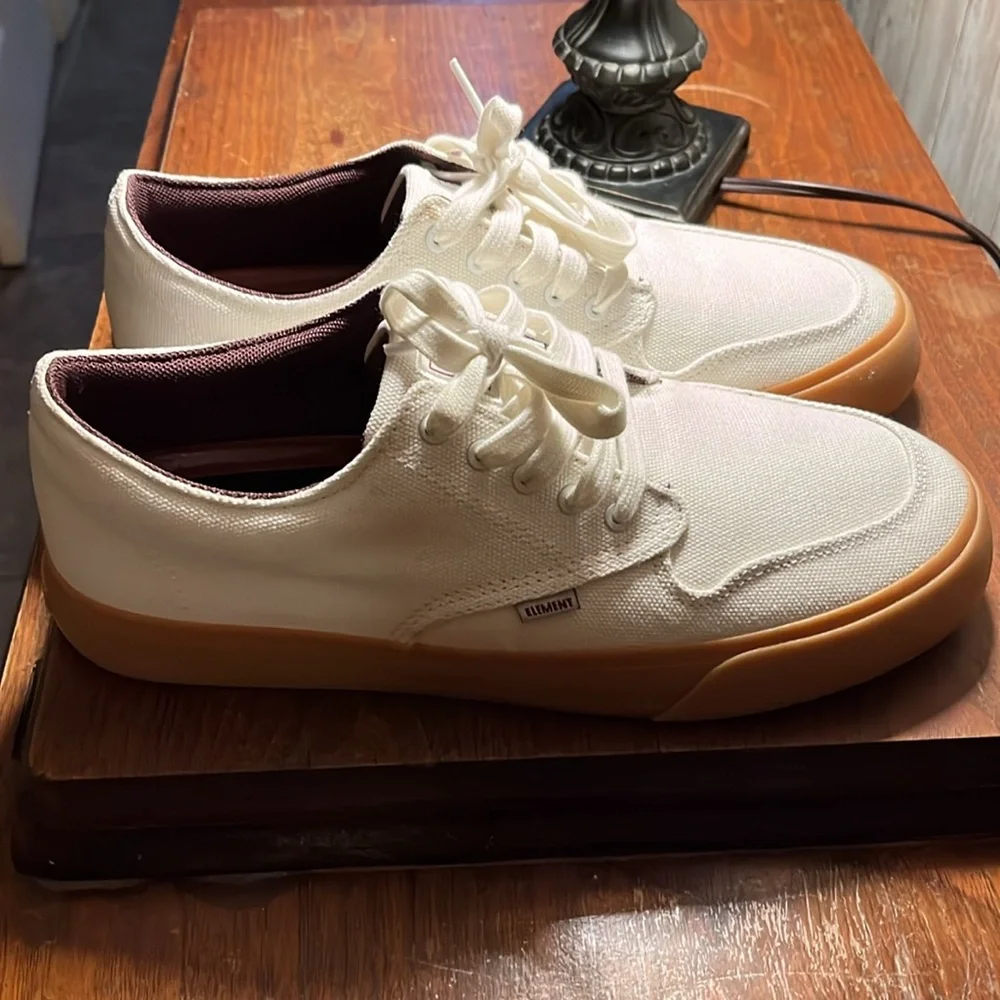 NWOT element men’s size 9 white canvas shoes with gum soles. Never worn. NWOT - Picture 2 of 7